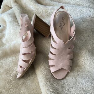 Beautiful blush colored suede she’s with block heel.